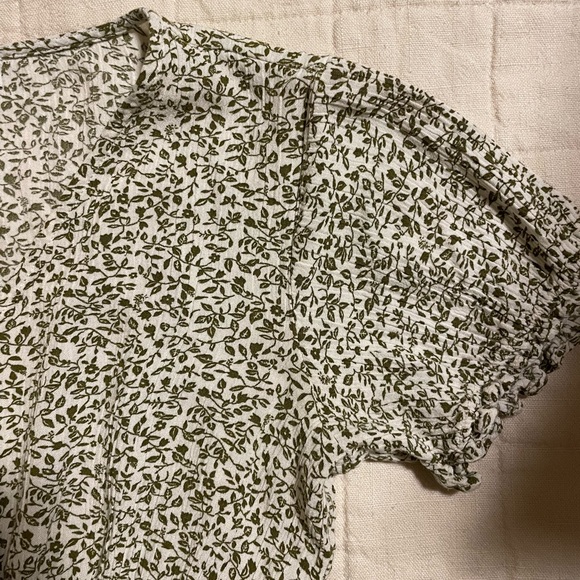 Green and Beige Floral V-Neck Puff Sleeve Top Paper Crane Size XS EUC - Picture 10 of 10